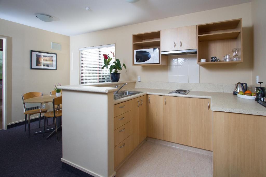 Alhambra Oaks Motor Lodge Dunedin Room photo