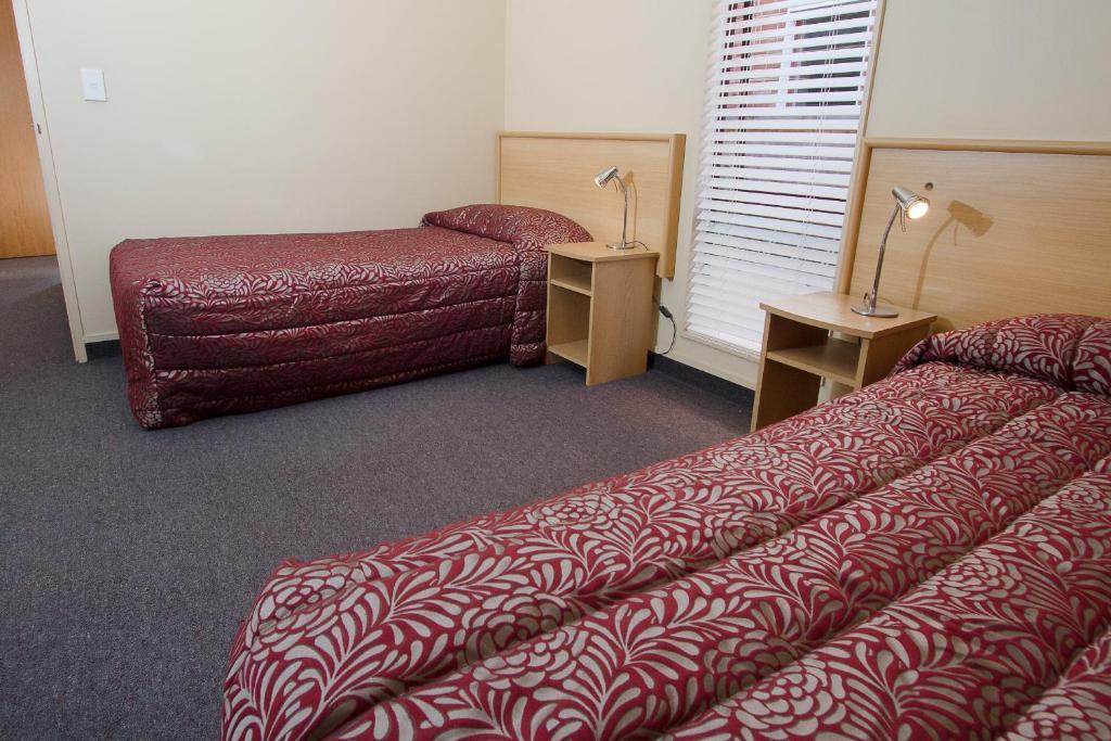 Alhambra Oaks Motor Lodge Dunedin Room photo
