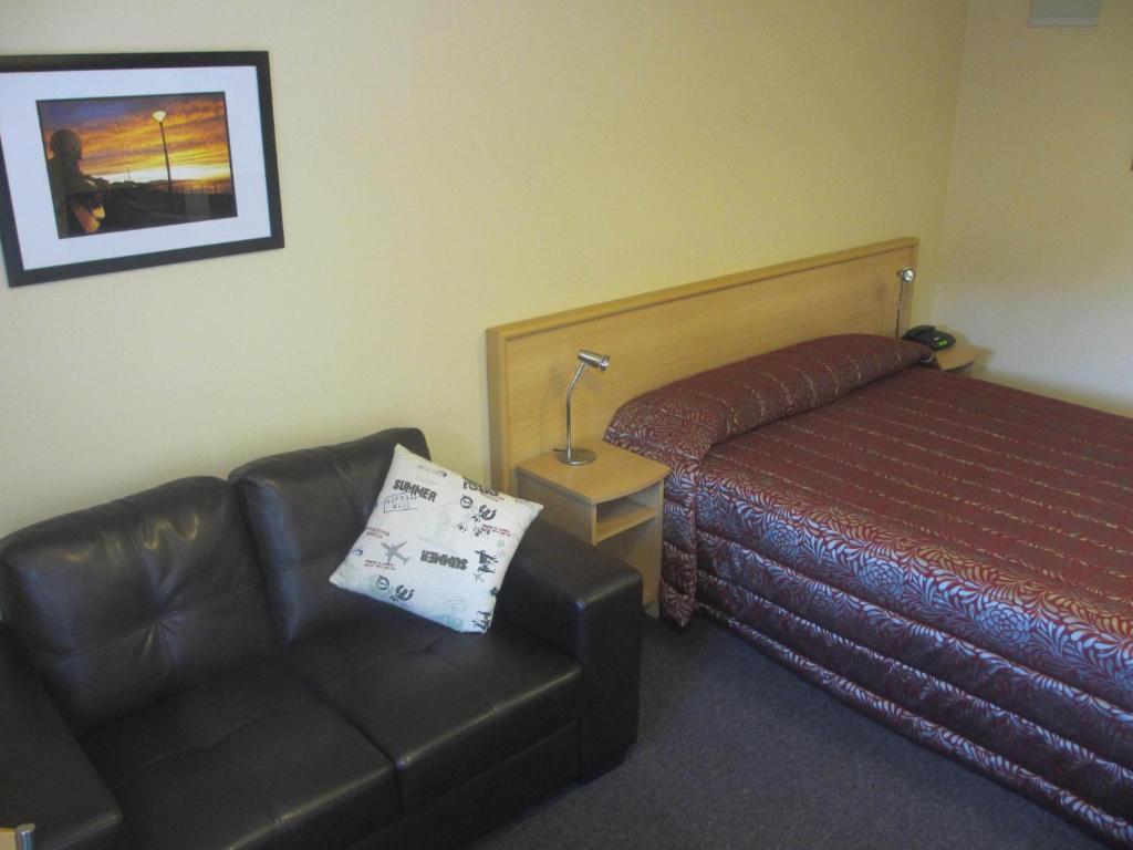 Alhambra Oaks Motor Lodge Dunedin Room photo