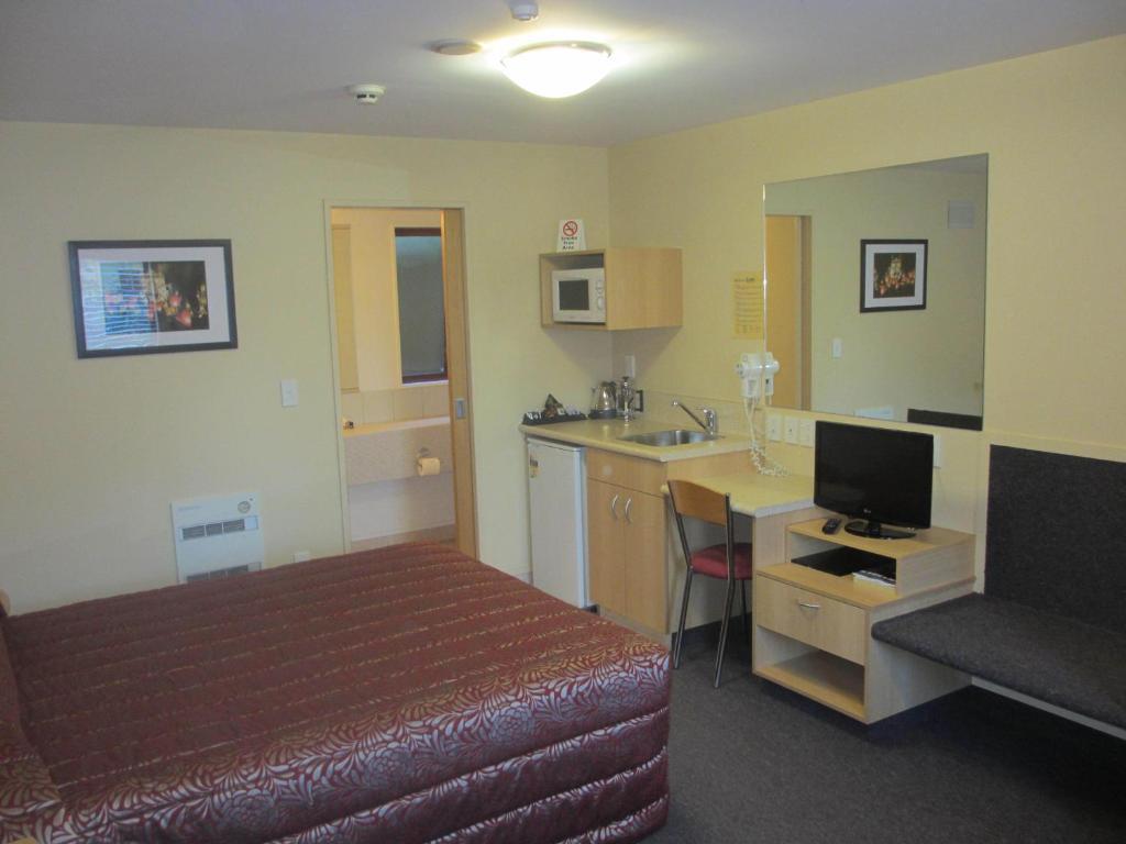 Alhambra Oaks Motor Lodge Dunedin Room photo