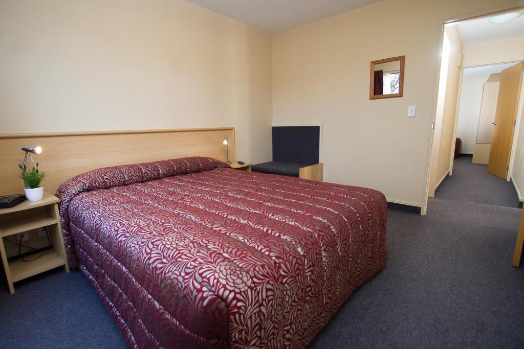 Alhambra Oaks Motor Lodge Dunedin Room photo
