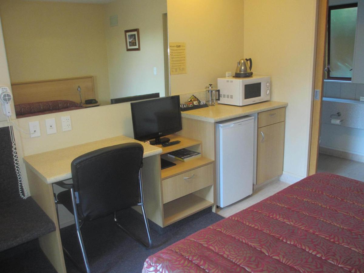 Alhambra Oaks Motor Lodge Dunedin Room photo